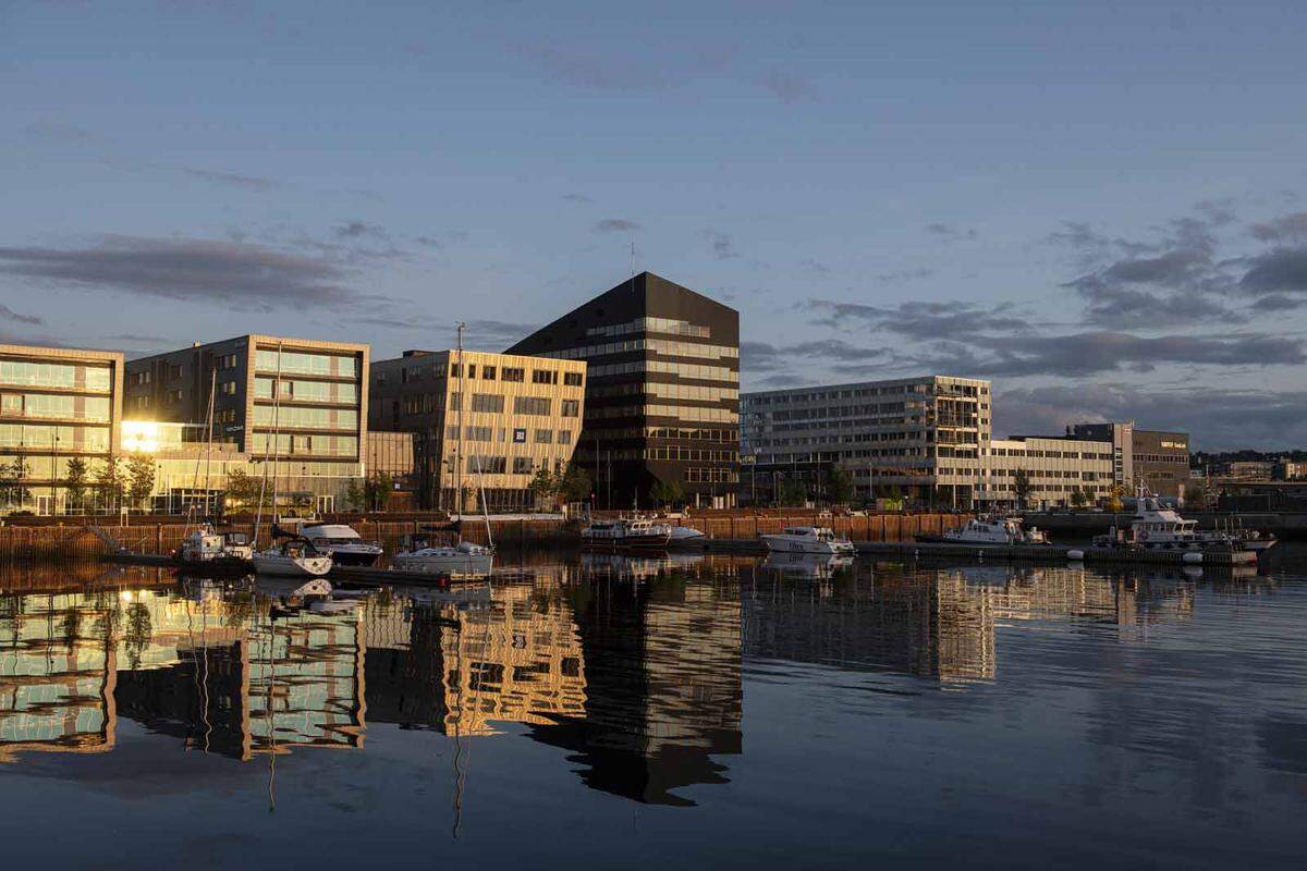 Das 18.000 m² große Bürogebäude liegt am Hafen und ist über eine Fußgängerbrücke am hinteren Ende des Gebäudes mit dem Hauptbahnhof Trondheim verbunden.