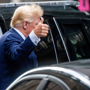 Donald Trump auf dem Wg zu einer Anhörung durch FBI-Beamte in New York.