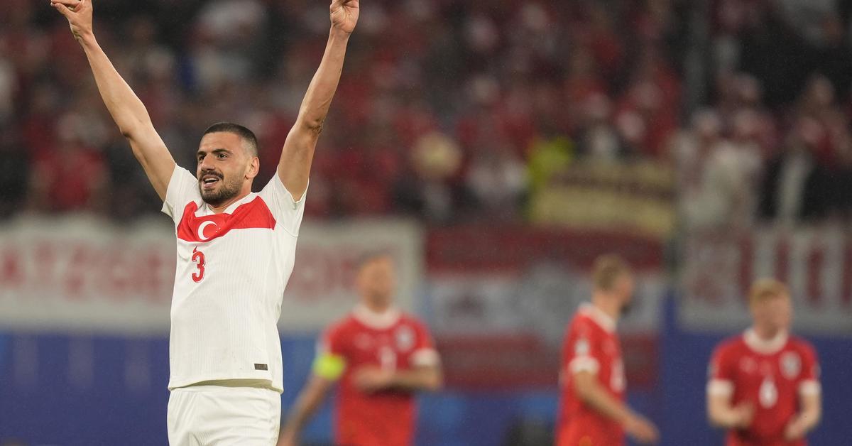 A statue with a wolf salute of Turkish football player Demiral