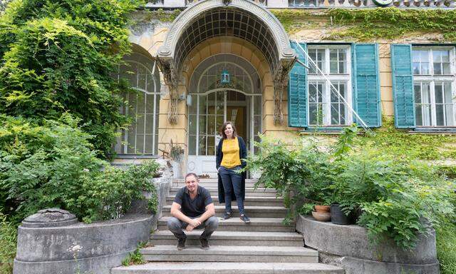 Stefan Stürzer und Marlies Stohl vor der Villa Schapira.