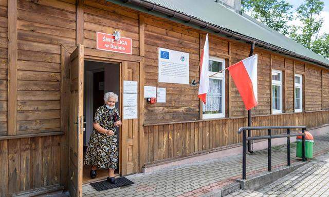 Eine Wählerin verlässt das  Wahllokal in Stulno im Osten Polens. Die ländlichen Regionen und Ostpolen sind traditionelle Hochburgen der nationalkonservativen PiS. 