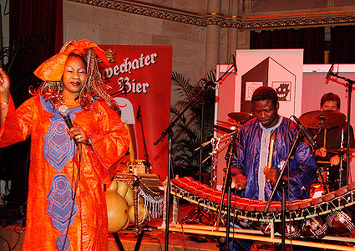 Nun kam Schwung ins Rathaus: Die Afro-Jazz Gruppe Mamadou Diabate &amp; Bekadiya verbindet die Musikstile von Afrika und Europa. Mit dem Balafon, dem Urahn des Xylophons, ...