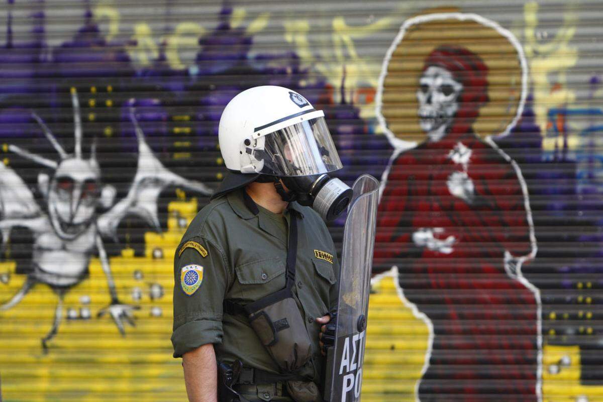 Die Gespenster der Schuldenkrise ergreifen in diesem Graffiti die Macht über die griechische Hauptstadt.