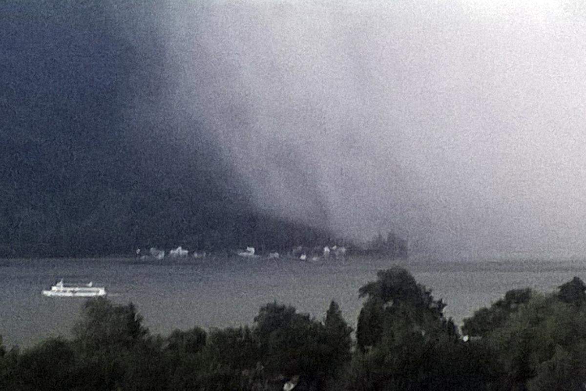 Ein Ausflugschiff am Ossiachersee (Kärnten) vor einer "Wetterwand".