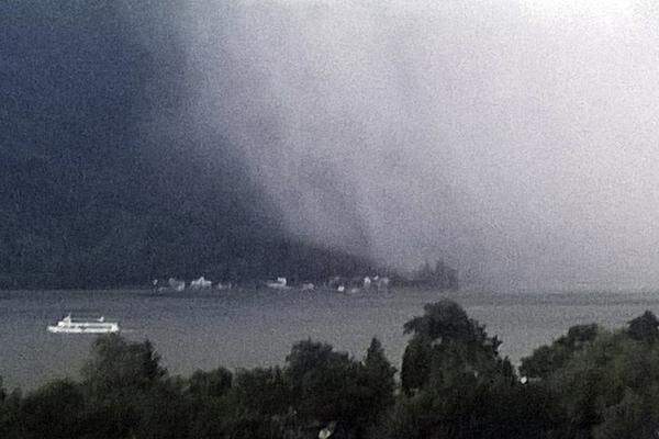 Ein Ausflugschiff am Ossiachersee (Kärnten) vor einer "Wetterwand".