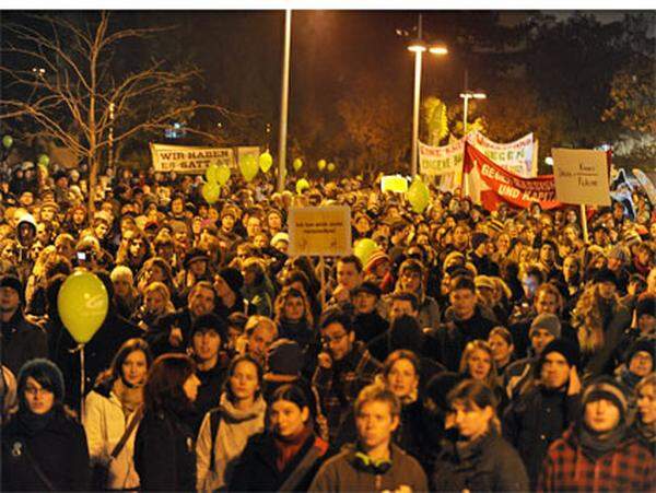 Bei der Abschlusskundgebung im Märzpark lauschten die Demonstranten den Kundgebungen. Vor der Wiener Stadthalle hatten sich über 7000 Teilnehmer der Kundgebung versammelt.