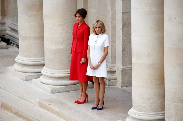 Die ersten Schritte ihrer eigenen Amtszeit gestalteten sich für Melania Trump holprig, speziell im Mode-Bereich. Während sich Designer aus allen Himmelsrichtung um ihre Vorgängerin rissen, wurde Trump boykottiert - aus politischen Gründen. Im Bild: In einem roten Dior-Kostüm stach Trump im Juli neben der französischen First Lady hervor.