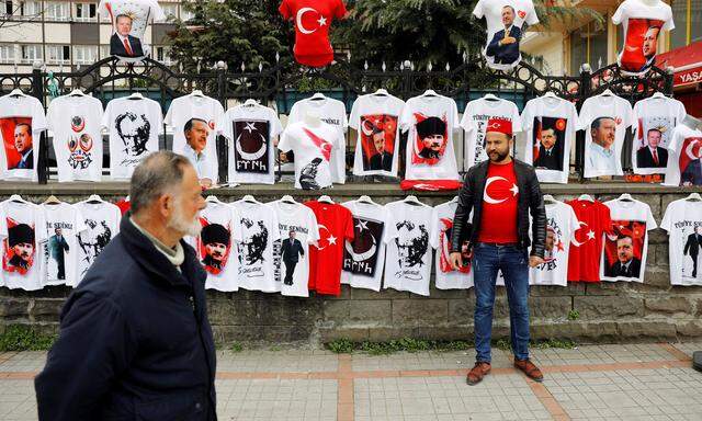 Erdogan und Atatürk: Ein Mann verkauft in der Schwarzmeerstadt Rize T-Shirts mit den Konterfeis der beiden wohl bekanntesten türkischen Politiker.