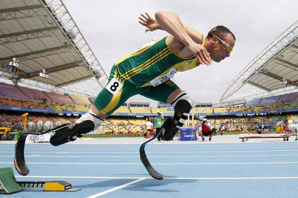 28. August 2011. Dynamisch wuchtet sich der südafrikanische Sportler Oscar Pistorius aus der Startmaschine bei der Leichtathletik-WM in Südkorea am Bilder wie diese haben Pistorius zum Nationalhelden gemacht.