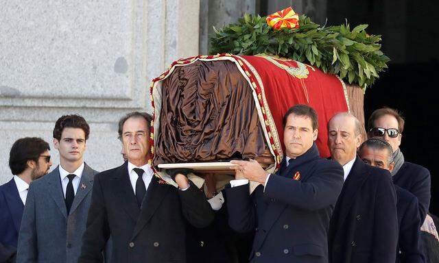 Angehörige von Francisco Franco tragen den Sarg des Diktators aus dem Mausoleum. 
