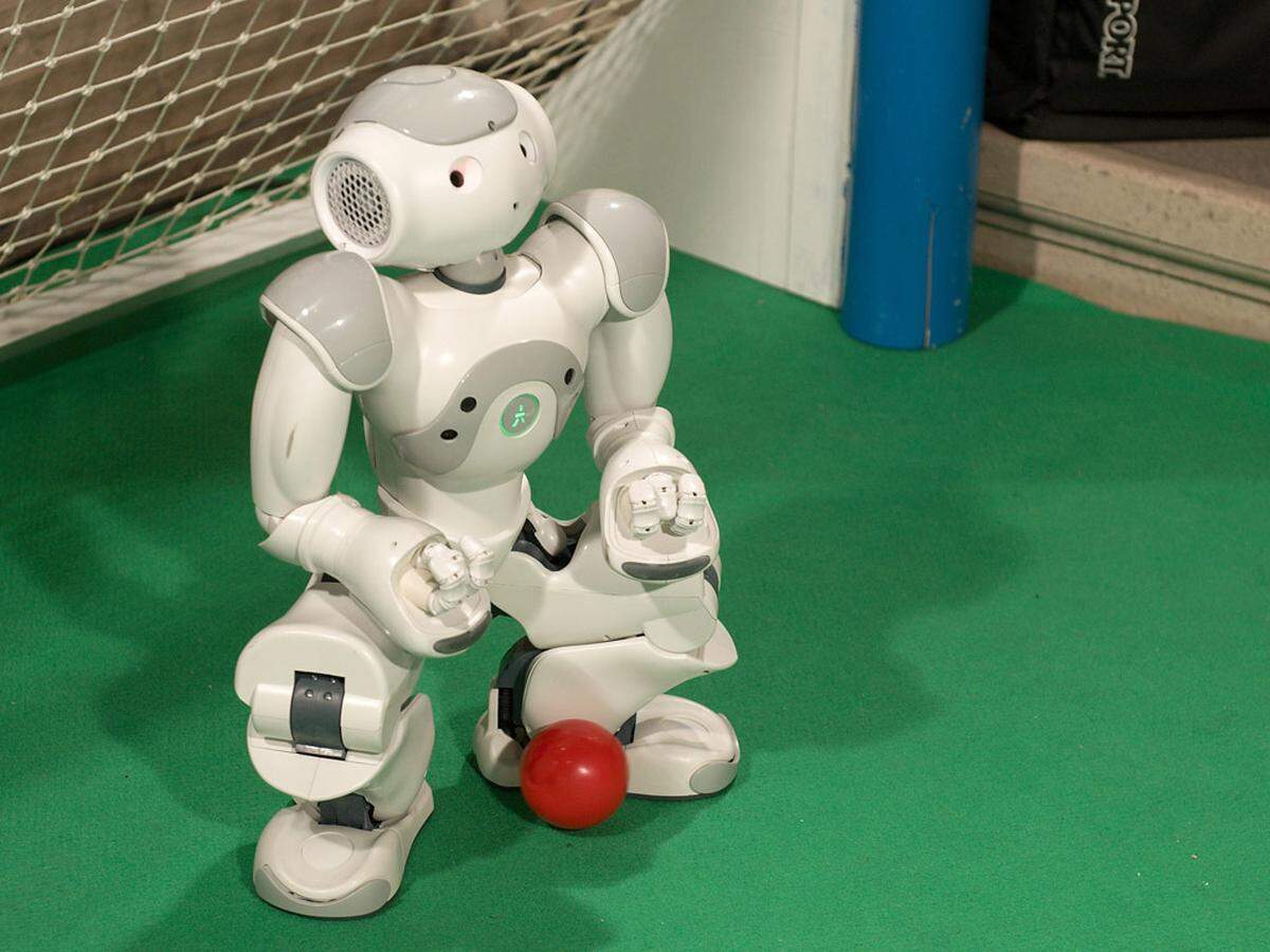 Um zu erkennen, was passiert, gibt besitzen sie mehrere Kameras und Drucksensoren. Einige Algorithmen sind vom französischen Hersteller Aldebaran Robotics vorgegeben. Die TU-Mannschaft hatte diese aber verändert, um noch mehr aus "Nao" herauszuholen.