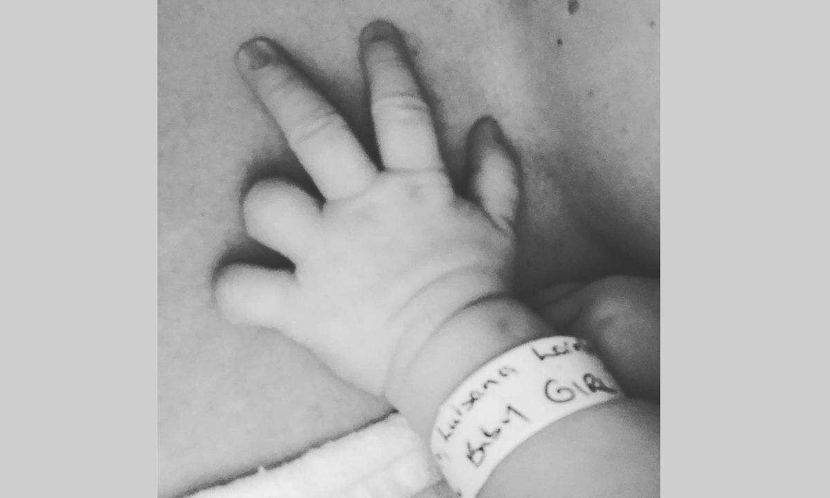 Sie veröffentlichte ein Schwarz-Weiß-Foto von einem kleinen Baby-Händchen. Das Paar hat zwei Söhne, Elias (2) und Noah (5).