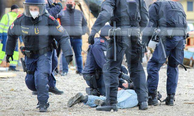 Trainings für Einsatzkräfte: Besonders in fordernden Ausnahmesituationen muss darauf geachtet werden, die Menschenrechte zu wahren. 