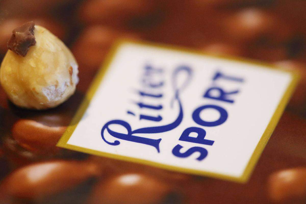 Dass das Unmögliche möglich ist, bewies Ritter Sport in einem Verfahren gegen die Stiftung Warentest. Ritter Sport wurde 2013 vorgeworfen, ihre Nuss-Schokolade enthalte ein künstlich hergestelltes Aroma. Daraufhin erhielt das Produkt eine schlechte Bewertung. Jedoch erwiesen sich die Vorwürfe als mangelhaft, wie ein Rechtsstreit zeigte. Ritter Sport behielt vor Gericht die Oberhand. Doch zeigt die Stiftung Warentest oftmals zu Recht problematische Produkte auf.von Ademir Jatić