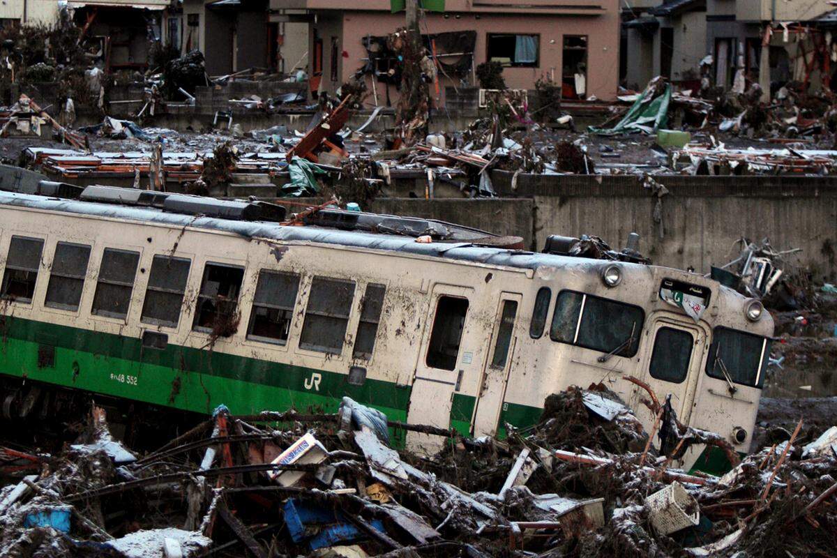 In der Stadt Kisenuma liegt eine ganze Zuggarnitur inmitten eines Trümmerfeldes.