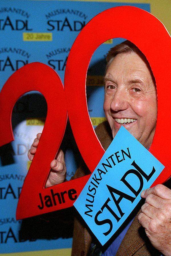 ARD und ORF wollten ihn gegen Ende dennoch zum Rücktritt bewegen. Am 31. Dezember 2005 moderierte Moik dann nach 25 Jahren und zahlreichen Reisen um die Welt in Klagenfurt seine letzte Show.