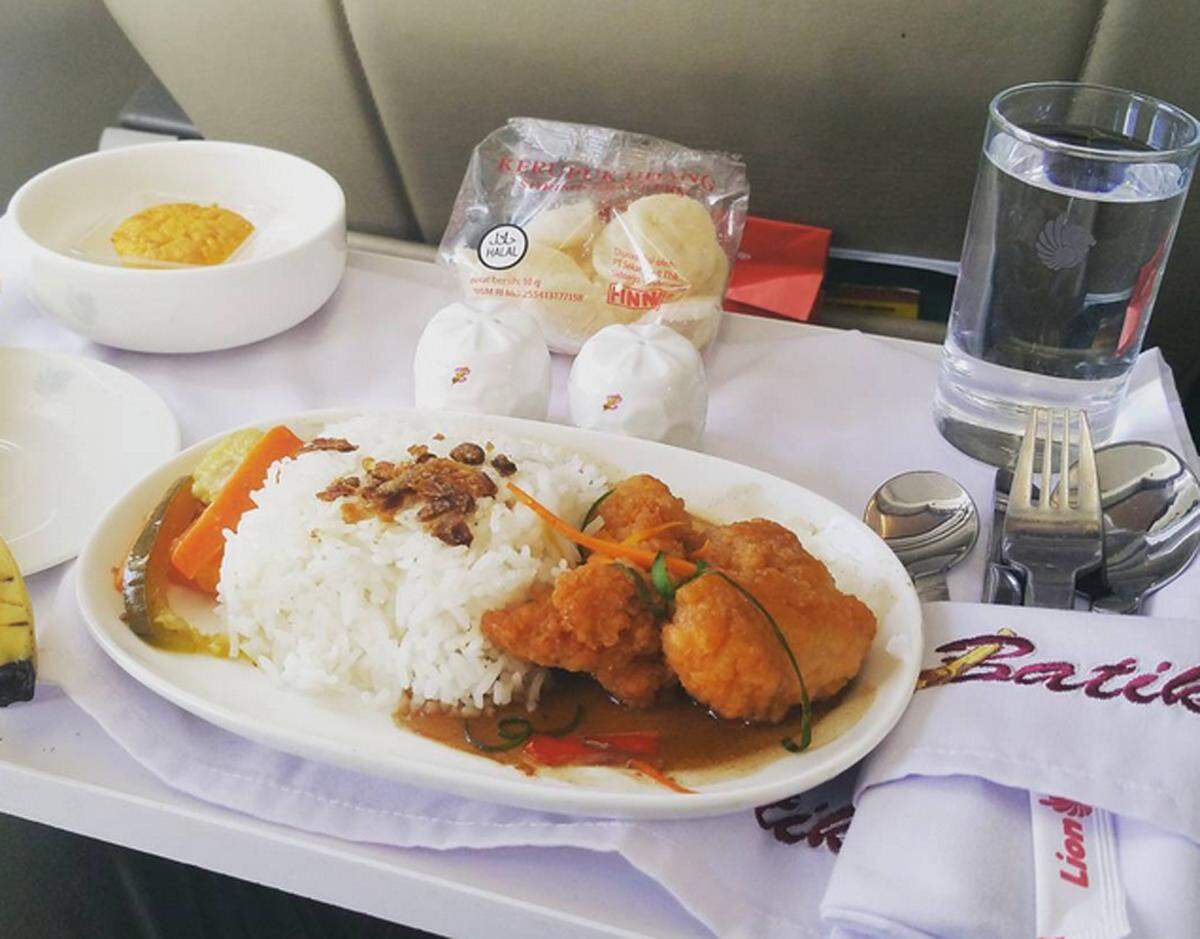 Essen wie im Restaurant kann man in der Business Class der Batik Air auf dem Weg von Jakarta nach Singapur. Auf dem Menü stand paniertes Huhn mit Reis und Austernsauce.