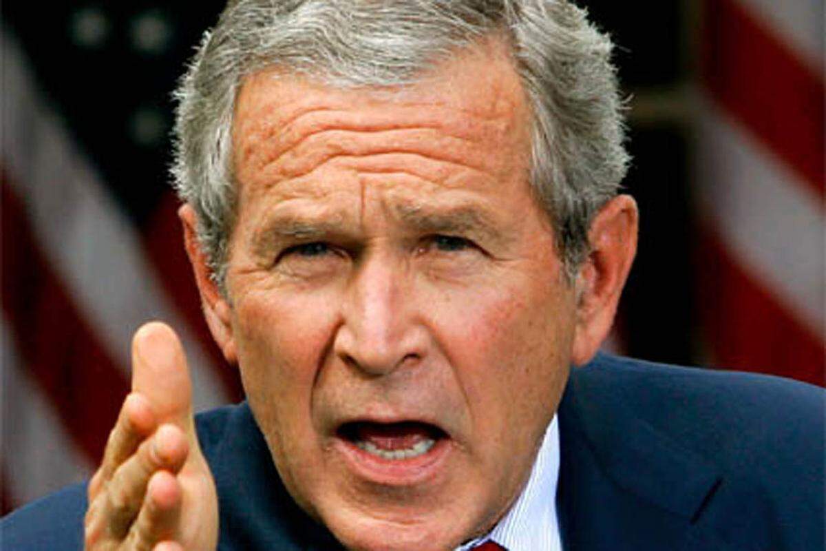 Nicht besser erging es einem seiner Nachfolger: George W. Bush bezeichnete im Jahr 2000 einen Mitarbeiter der "New York Times" vor offenem Mikrofon als "Riesenarschloch" ("major league asshole").-->Video