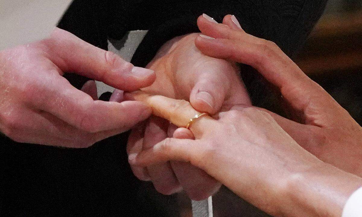 Der Ehering an Meghans Finger wurde vom britischen Hof-Juwelier der Queen - Cleave &amp; Company - gefertigt, wie der Palast bekannt gab. Während Meghans Ring aus einem Stück walisischem Gold kreiert wurde, das aus der Familienkollektion stammt und ein persönliches Geschenk der Königin ist, wurde Harrys Ehering aus Platin gefertigt und hat eine texturierte Oberfläche.