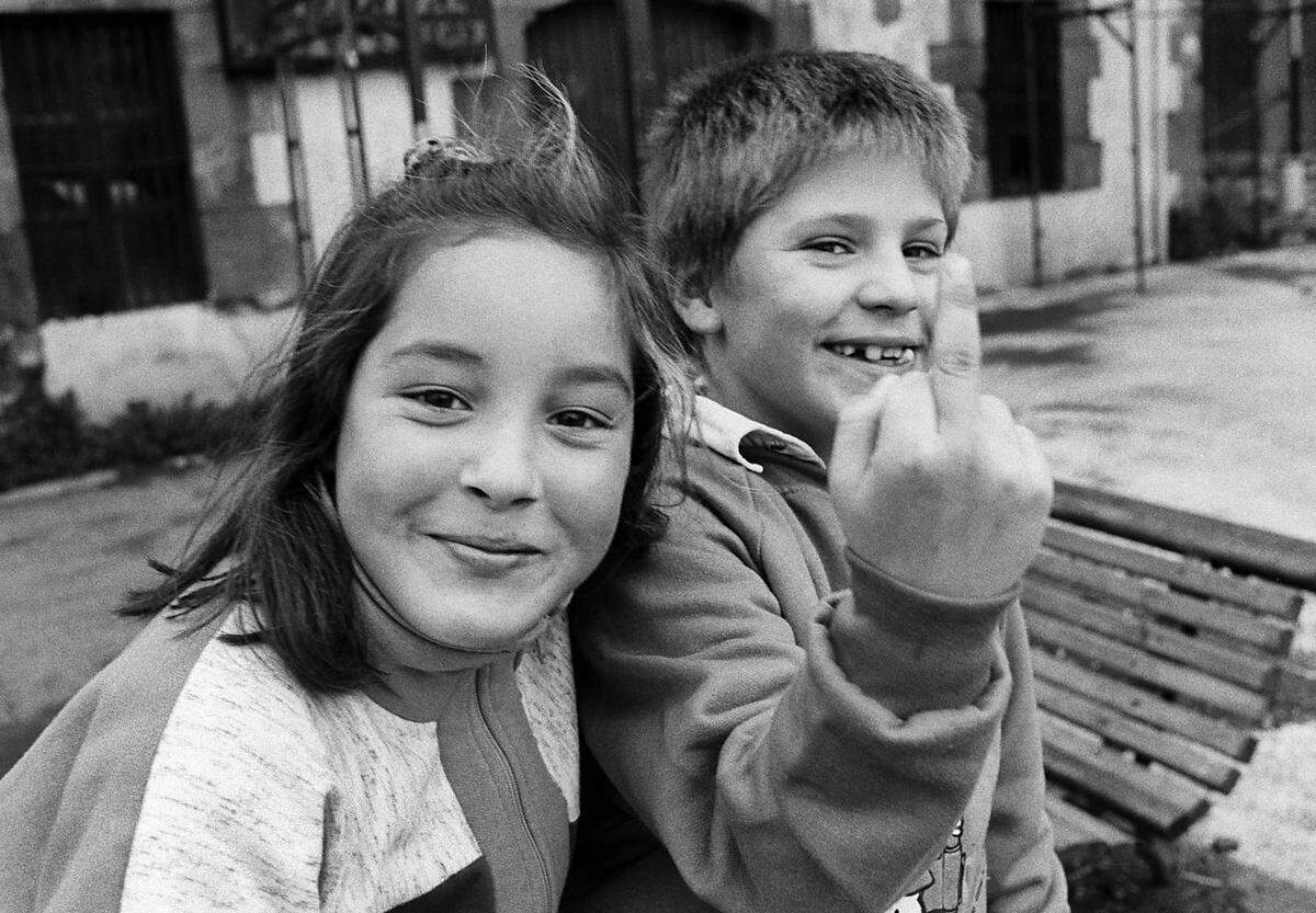 Den Erfolg spricht Wehrli den Stadtplanern dabei gar nicht ab. Allerdings bemerkt er, wie für ihn Bilbao immer mehr zu einer "beliebigen europäischen Stadt" wurde. Zum letzten Mal besuchte der Fotograf die Stadt 2014 - und wurde geplagt von Melancholie. Foto aus dem Jahr 1993: Vergnügte Kinder in einem Arbeiterviertel.