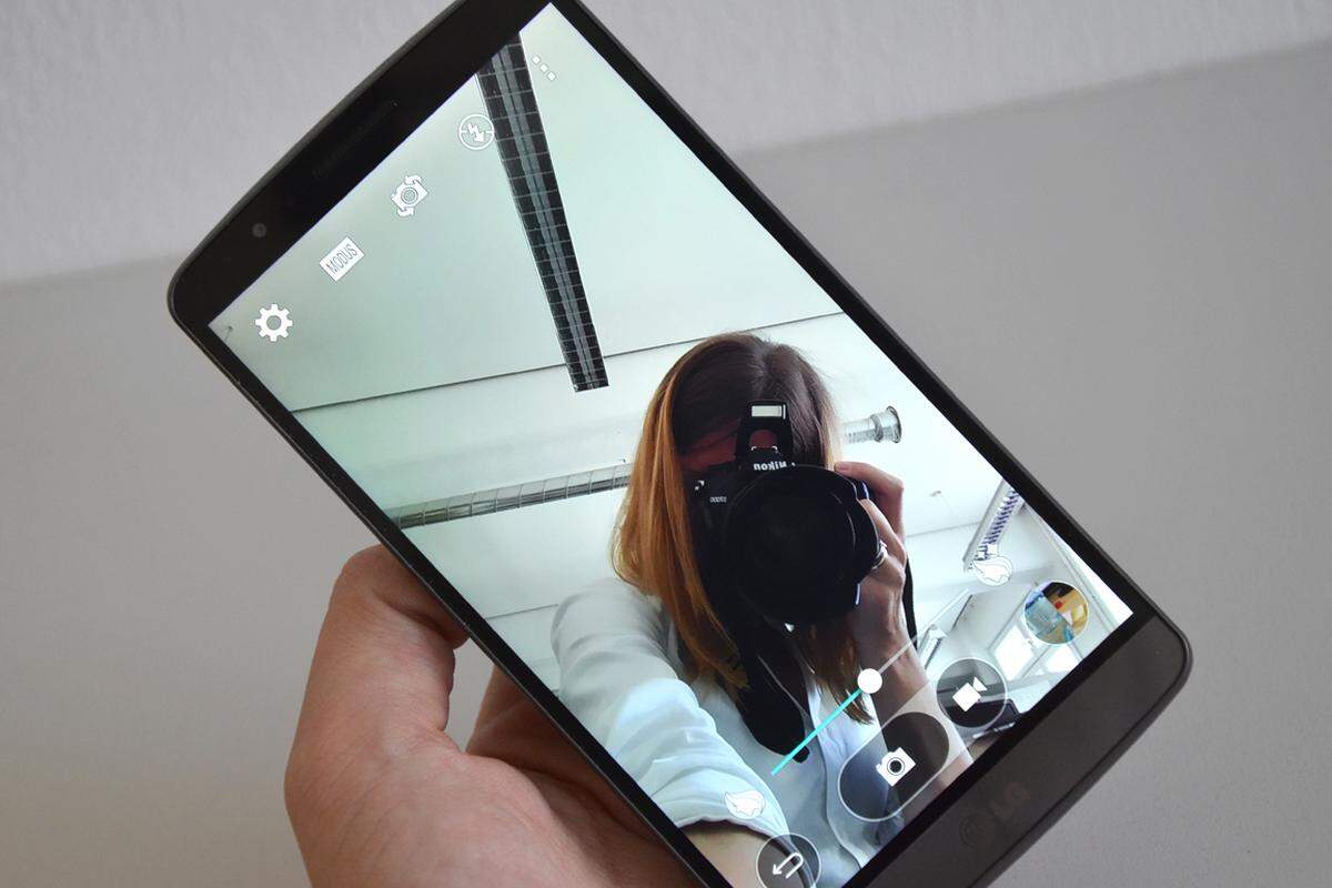 Die Frontkamera bietet recht klassische 2,1 Megapixel - die Ergebnisse sind in Ordnung. Fazit: Das LG G3 ist kein Gerät, in das man sich auf den ersten Blick verliebt. Aber mit seinen technischen Traummaßen und einigen tatsächlich praktischen (und nicht nur witzigen) Software-Extras hat das G3 Zeug zum verlässlichen und geschätzten Partner.