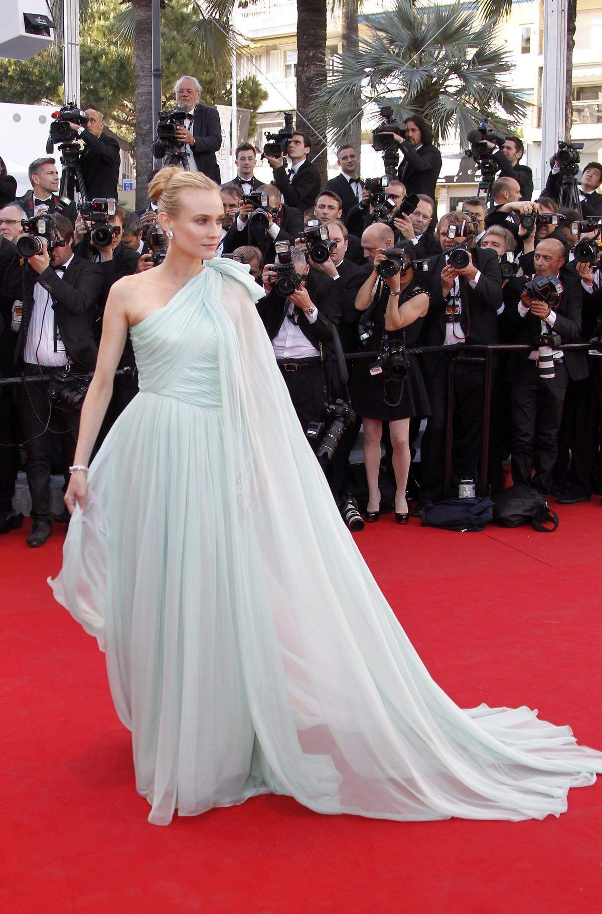 In einem mintfarbenen Kleid von Giambattista Valli zog Diane Kruger die Aufmerksamkeit auf sich.