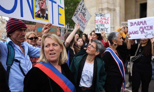 Die Grüne Sandrine Rousseau (Mitte) mit Brille und kurzen grauen Haaren – hier bei einer Demo gegen sexuelle Gewalt gegen Frauen – tritt für die linke Wahlunion NUPES an.