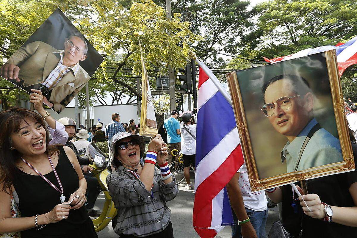 Ganz wichtig im thailändischen Demonstrations-Knigge: Nie Zweifel an der Treue zum Königshaus aufkommen lassen.