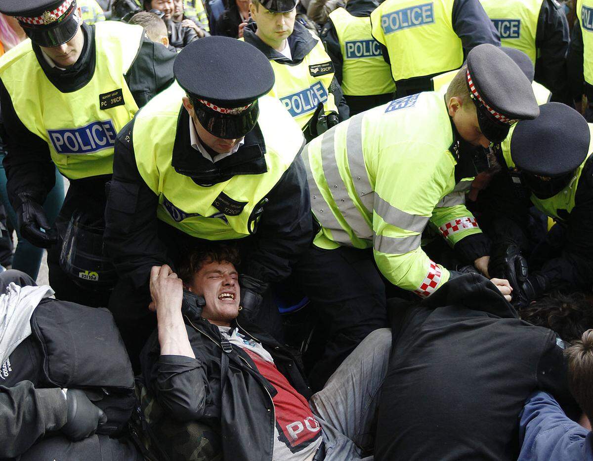 Am Rande der Proteste in London kam es zu vereinzelten Auseinandersetzungen zwischen Demonstranten und Polizisten. Vier Demonstranten wurden festgenommen.