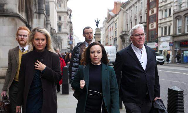 Auf dem Weg zur Anhörung in London: Stella Assange (mi.), die Ehefrau von Julian Assange, mit Anwälten.