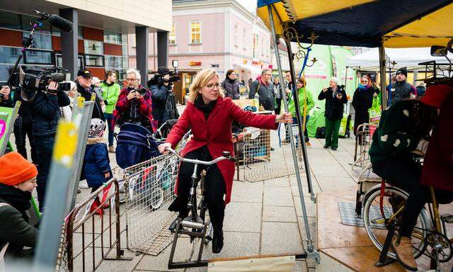 Klimaschutzministerin Leonore Gewessler fährt mit einem Fahrrad - anlässlich des niederösterreichischen Landtagswahlkampfes.