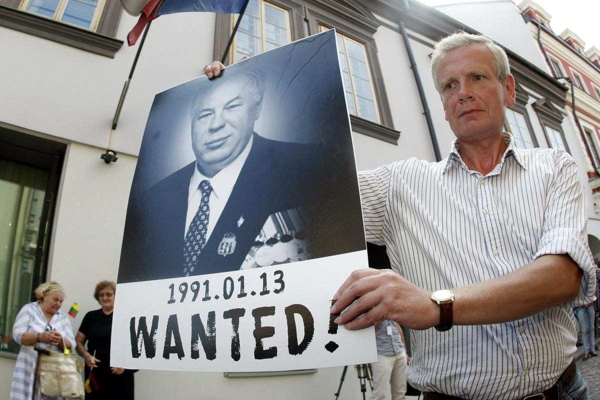 Österreich nimmt den per europäischem Haftbefehl gesuchten Ex-KGB-Offizier Michail Golowatow fest – und lässt ihn am nächsten Tag wieder frei. Das Vorgehen der österreichischen Behörden löst eine diplomatische Krise mit Litauen aus. Es kommt zu Protesten gegen Österreich. Litauen wirft Golowatow Kriegsverbrechen im Zusammenhang mit der "Blutnacht von Vilnius" vor.