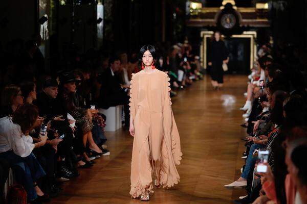 Ihre bisher nachhaltigste Kollektion präsentierte Stella McCartney im Zuge der Pariser Modewoche. 90 Prozent der verwendeten Baumwolle und 100 Prozent des verwendeten Jeansstoffes waren entweder biologischen Ursprungs oder wurden mittels Upcycling hergestellt.        