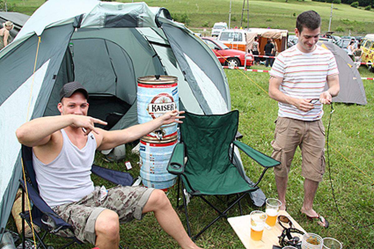 Wobei hier nicht auf die wichtigsten Accessoires vergessen wurde. Zwei Fässer Bier im Zelt sollten aber reichen.