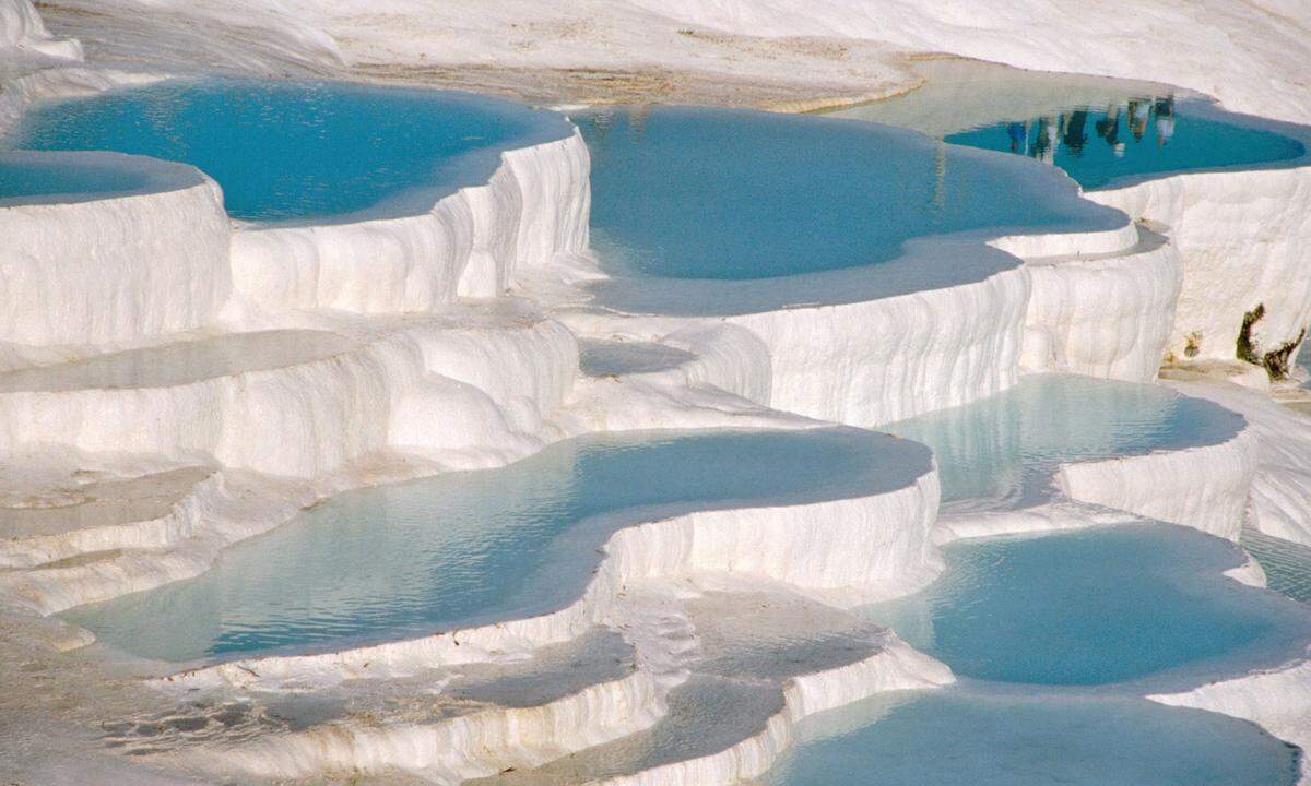 Therme einmal anders. Die mit Thermalwasser gefüllten Kalkterrassen von Pamukkale an der türkischen Ägäis sind ein Touristenmagnet. Hier kann man auch im November noch gemütlich baden.