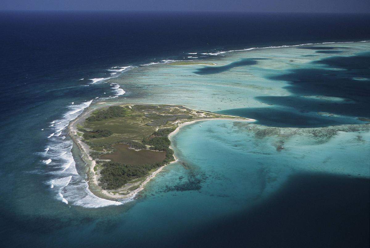 Wasser soweit das Auge reicht. Das karibische Meer kann man hier sogar von zwei Seiten genießen.