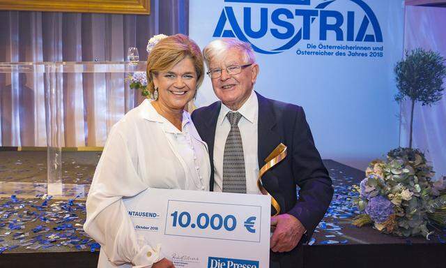 Bettina Glatz-Kremsner, Vorstandsdirektorin der Lotterien, überreichte Werner Waldmann den Siegerscheck über 10.000 Euro.