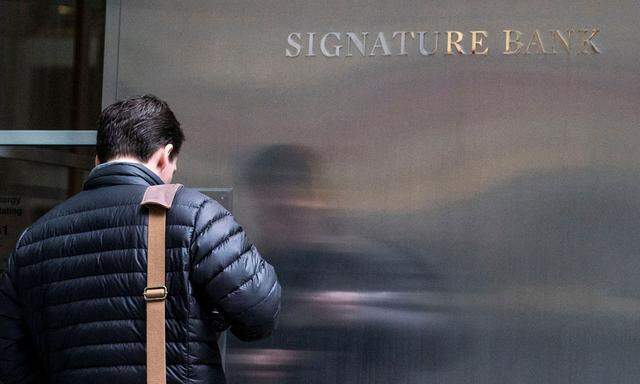 Ein Mitarbeiter betritt die Signature Bank. Sie ist die dritte US-Bank binnen Tagen, die in Turbulenzen geraten ist.