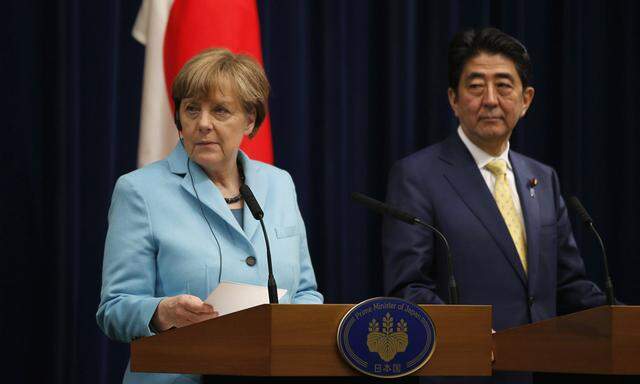Germany´s Chancellor Angela Merkel and Japan´s Prime Minister Shinzo Abe attend their joint news conference after talks in Tokyo