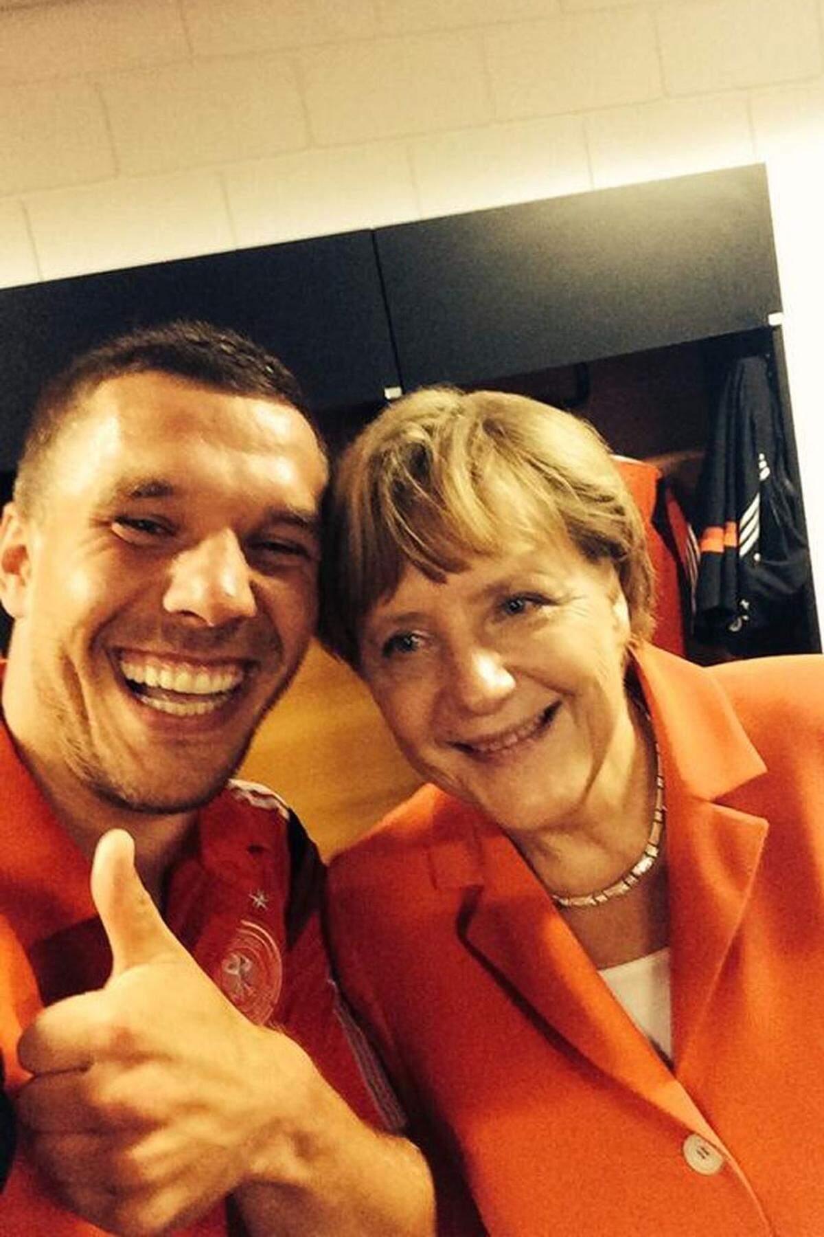 "The Chancellor and me after the victory....." Der frisch gebackene Weltmeister Lukas Podolski schoss noch in seiner Kabine ein Bild mit Bundeskanzlerin Angela Merkel.