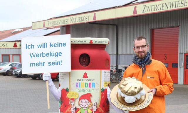 Manuel Wiemann mit dem "Goldenen Windbeutel" für Bio-Hersteller Zwergenwiese