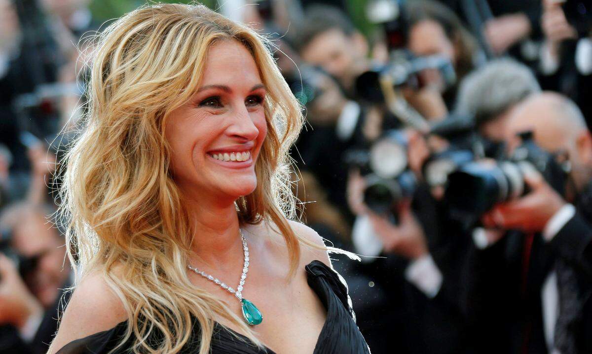 Immer noch ganz oben mitmischen kann Julia Roberts, die zuletzt 13 Millionen Dollar verdient hat. "Wonder" war ein Hit und brachte mehr Kinokassenerfolg als jeder andere ihrer Filme aus den letzten zehn Jahren. Sie verdient aber auch noch an ihren alten Filmen sowie an einem Vertrag mit Lancôme.