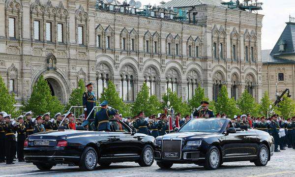 Offiziellen Angaben zufolge sind auf dem Roten Platz rund 8000 Soldaten aufmarschiert - darunter offenbar auch Männer, die in den vergangenen Monaten in der Ukraine kämpften. Im Bild: Die Wagenkolonne mit Verteidigungsminister Sergej Schoigu.