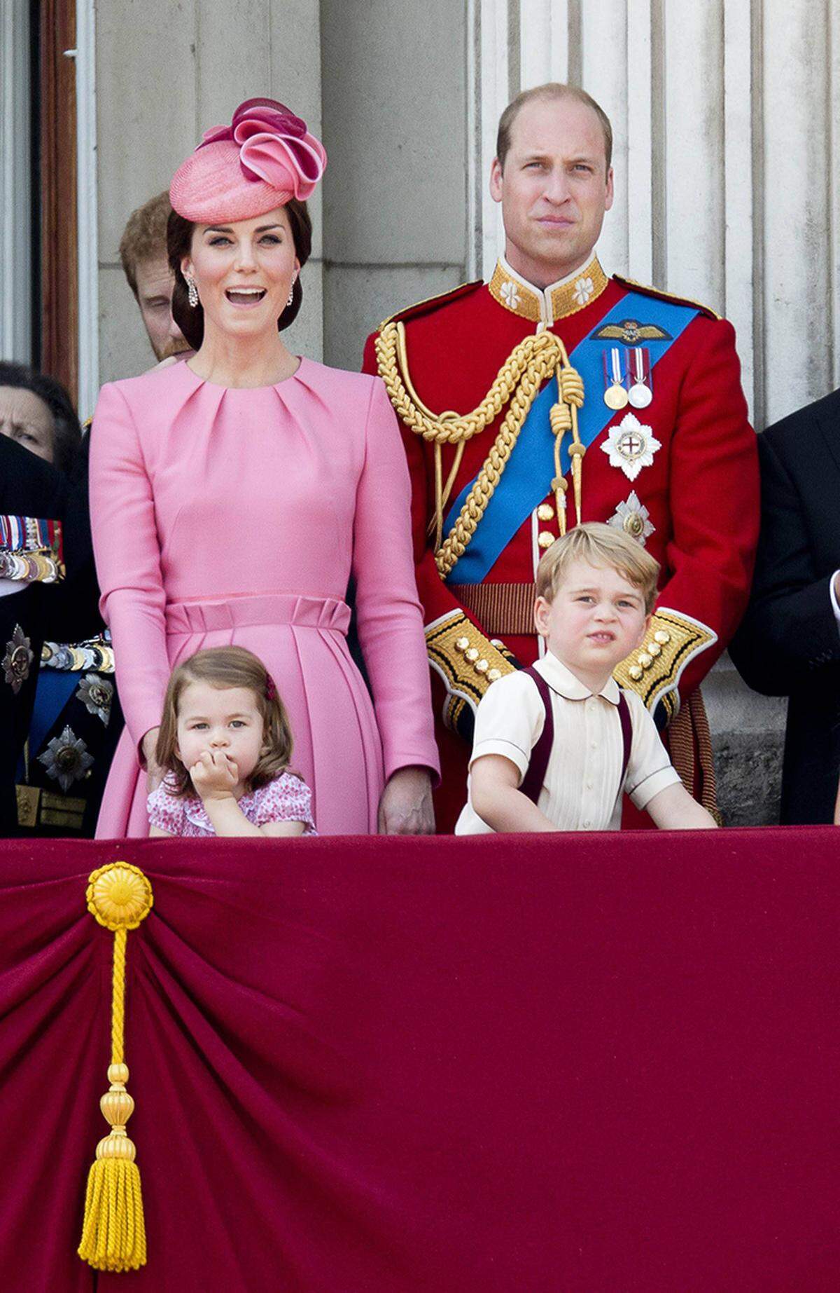 Das satte Rosa wurde mit Rot kombiniert, und die markanten Plissees verliehen dem Outfit die notwendige edge. Im Bild: Kleid von Alexander McQueen, Hut von Jane Taylor, Clutch von Etui, Ohrringe geliehen von Königin Elizabeth