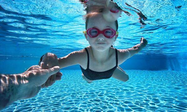 Den Kopf unter Wasser: Das mögen viele Kinder nicht. Sie sollten sich daran gewöhnen – am besten auch ohne Schwimmbrille. 