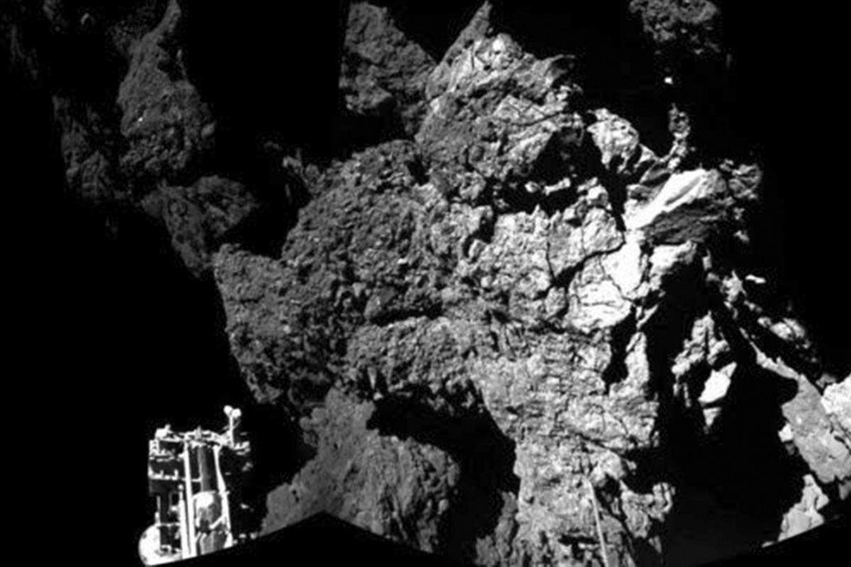 Die Landung verlief eher wild. Zwei mal wurde der Kometenlander wieder zurückgestoßen. Die ersten Philae-Bilder von der Landestelle legen Ulamec zufolge die Vermutung nahe, dass das Landegerät möglicherweise an einem Kraterrand auf der Kopfseite des zweigeteilten Himmelskörpers aufgesetzt hat und schräg liegt.