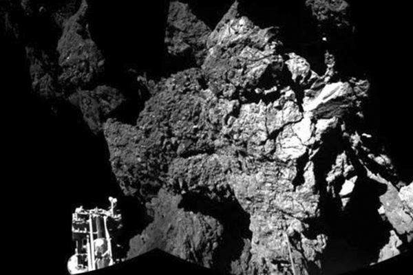 Die Landung verlief eher wild. Zwei mal wurde der Kometenlander wieder zurückgestoßen. Die ersten Philae-Bilder von der Landestelle legen Ulamec zufolge die Vermutung nahe, dass das Landegerät möglicherweise an einem Kraterrand auf der Kopfseite des zweigeteilten Himmelskörpers aufgesetzt hat und schräg liegt.