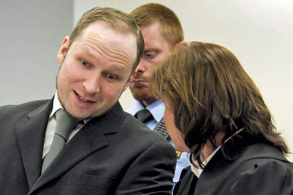 Ein Zuschauer verlor während der Verhandlung die Nerven und warf einen Schuh auf den Attentäter. "Du bist ein Mörder, fahr zur Hölle!", rief ein Mann, dessen 18-jähriger Bruder von Breivik im Juli 2011 auf der Insel Utöya getötet worden war. Der Schuh traf allerdings nicht den Angeklagten, sondern seine Anwältin Vibeke Hein Baera, die zwischen Breivik und dem Publikum saß.