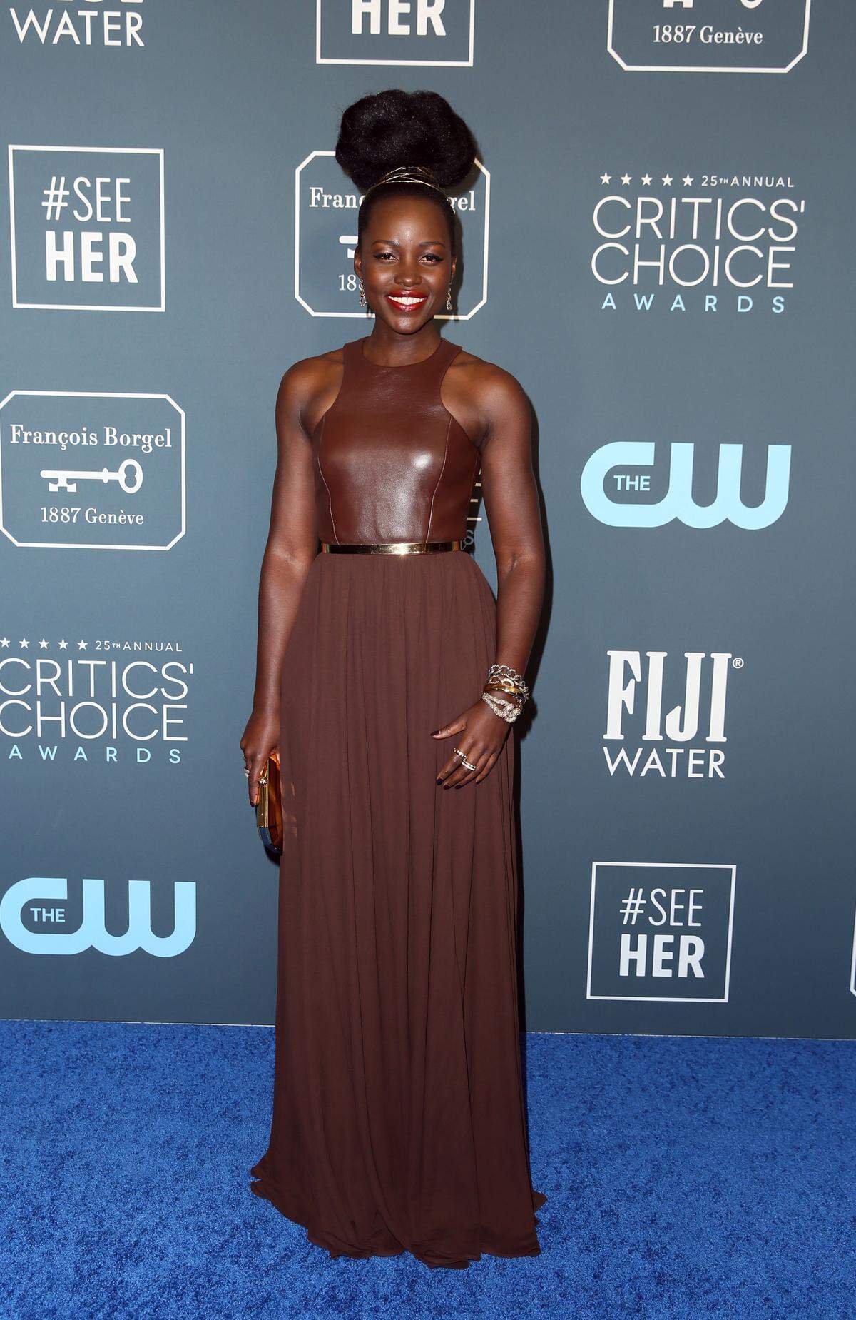 Lupita Nyong'o trug ein Lederkleid von Michael Kors Collection.