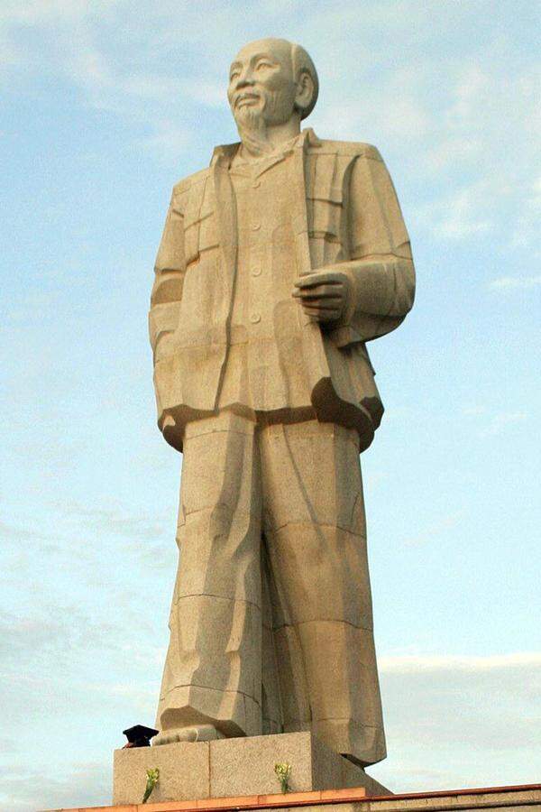 Während China und die Sowjetunion die Regierung von Ho Chi Minh unterstützen, stellt Frankreich im Süden des Landes im September 1949 eine Gegenregierung auf. Sie wird von Großbritannien, den Vereinten Nationen und den USA befürwortet. Insbesondere letztere befürchten nämlich, dass Indochina kommunistisch werden und einen „Domino-Effekt" auslösen könnte - würde ein Land kommunistisch, fielen auch die Nachbarländer. Daraus entstünde eine Bedrohung für die USA, strebe doch die Sowjetunion eine „Welteroberung" an. (Am Bild: Statue von Ho Chi Minh)